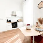 Le Magnolia -t2 A 100m Et Place Du Commando