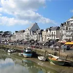 Le Magnolia -t2 A 100m Et Place Du Commando *