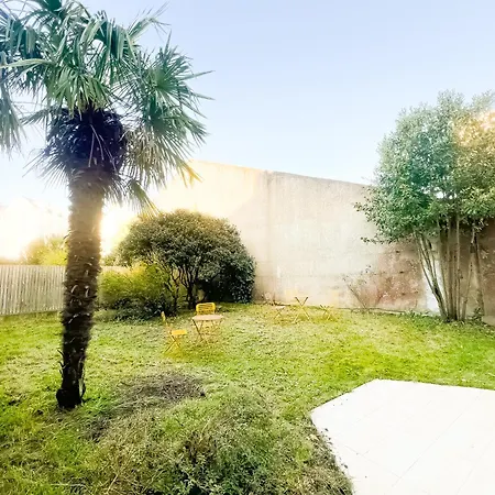 Le Magnolia -t2 A 100m Et Place Du Commando Apartment