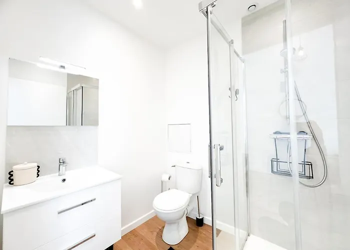 Le Magnolia -t2 A 100m Et Place Du Commando *