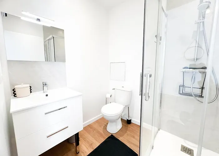 Le Magnolia -t2 A 100m Et Place Du Commando