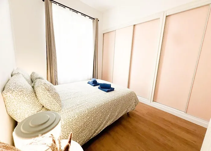 Le Magnolia -t2 A 100m Et Place Du Commando *